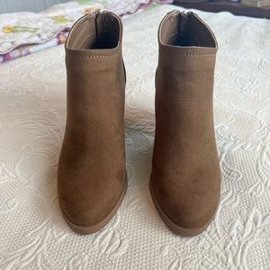 Steve Madden brown booties in size 6M with 3” heels.
